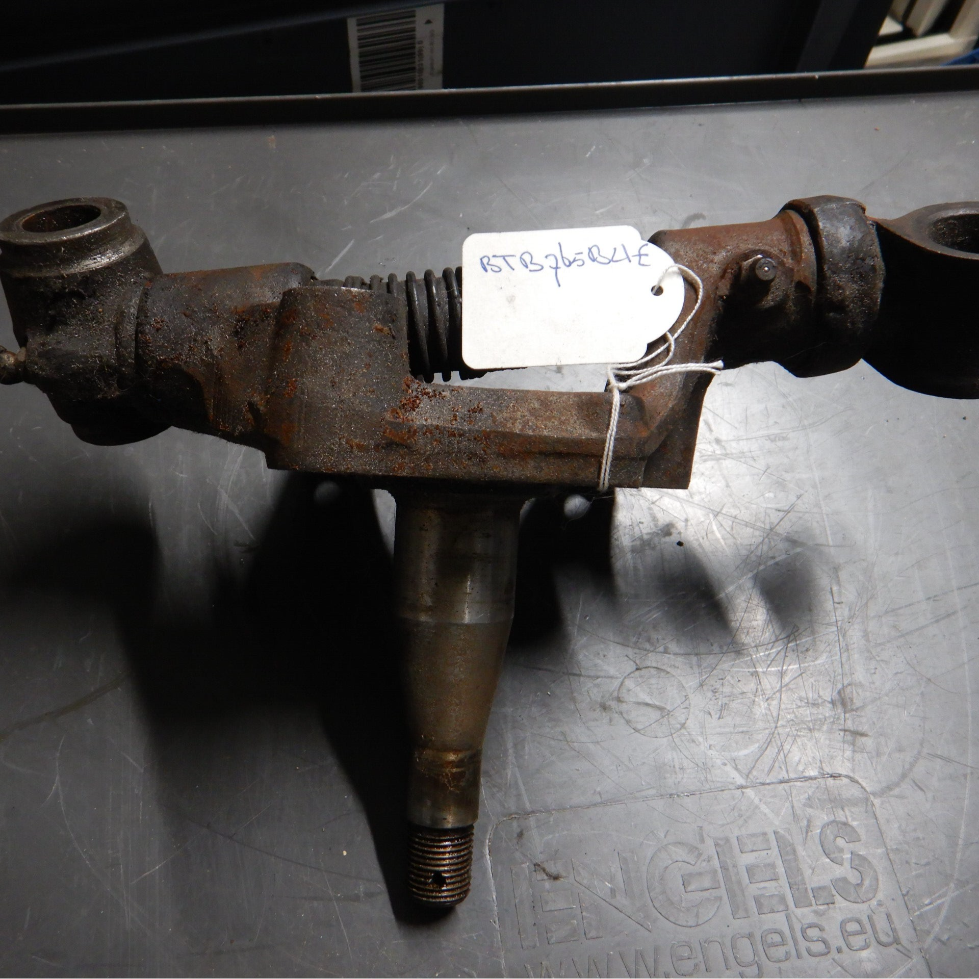 Stub Axle & Trunnion, LH    BTB765BUE