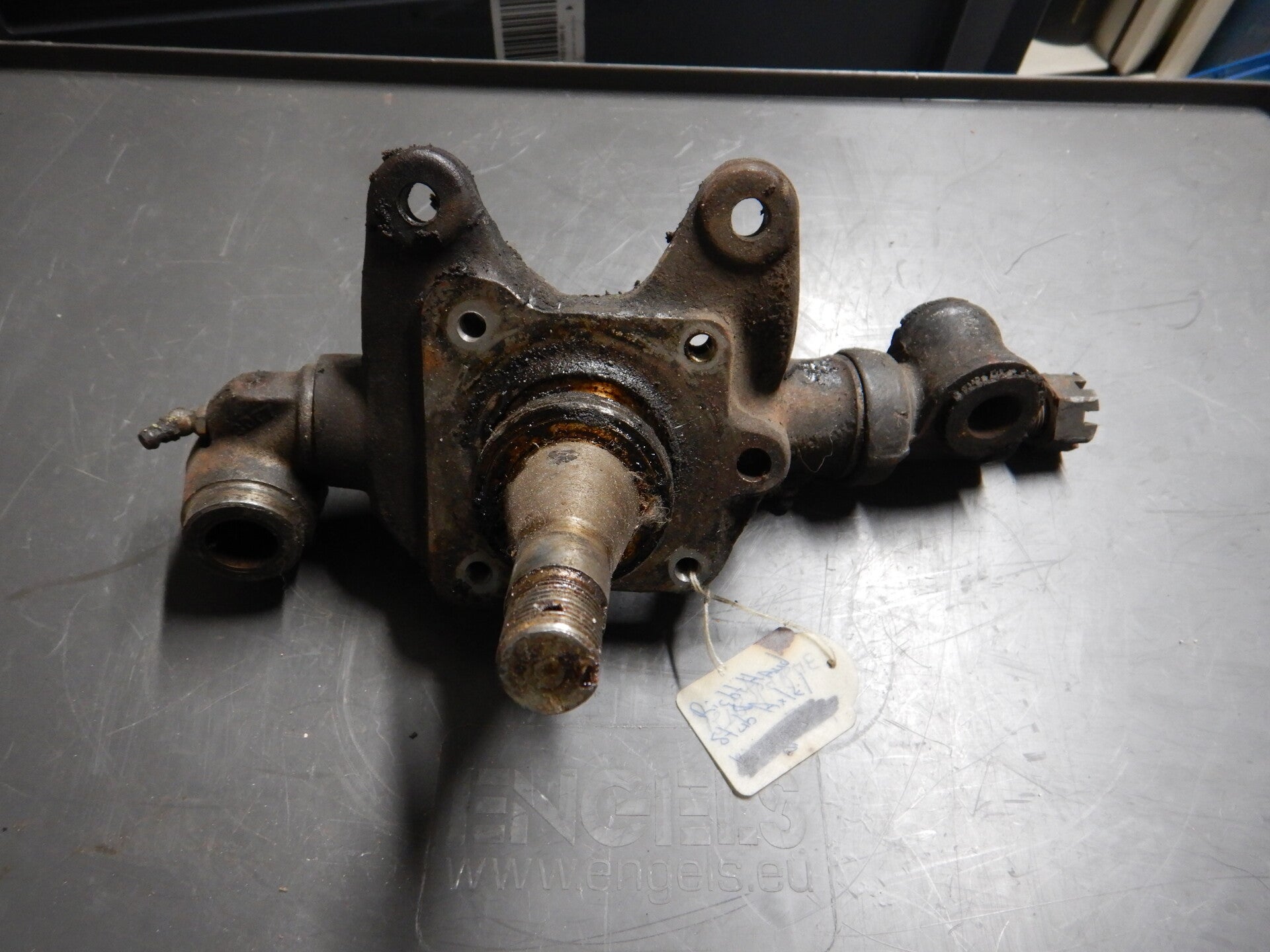 Stub Axle & Trunnion, RH    BTB764BUE