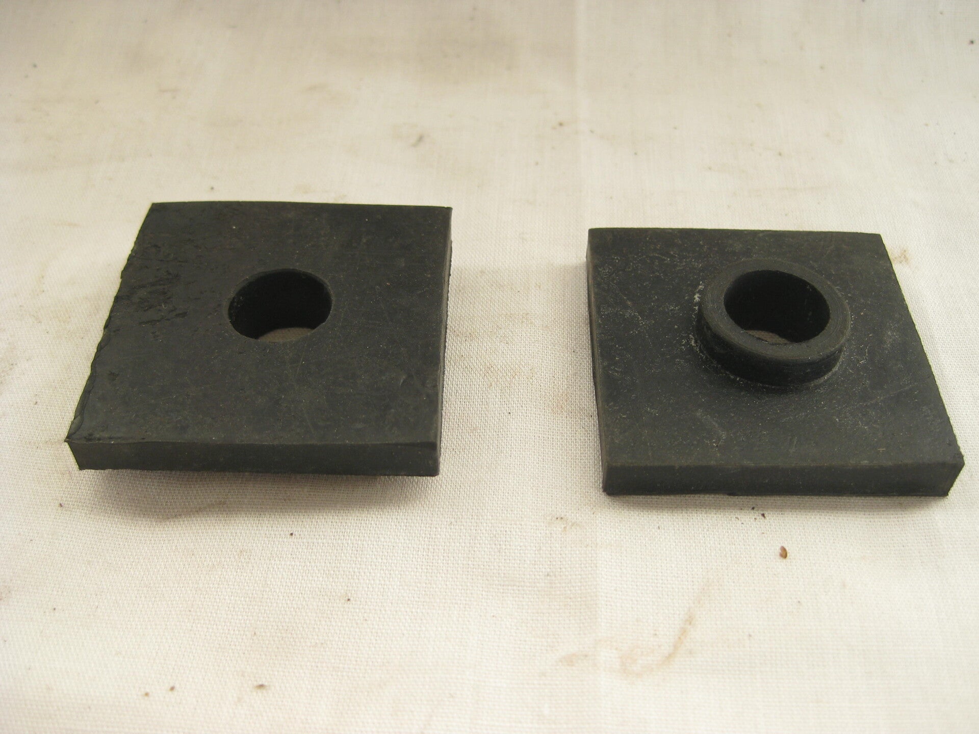 Pad, front crossmember mounting, lipped, rubber   AHH6205