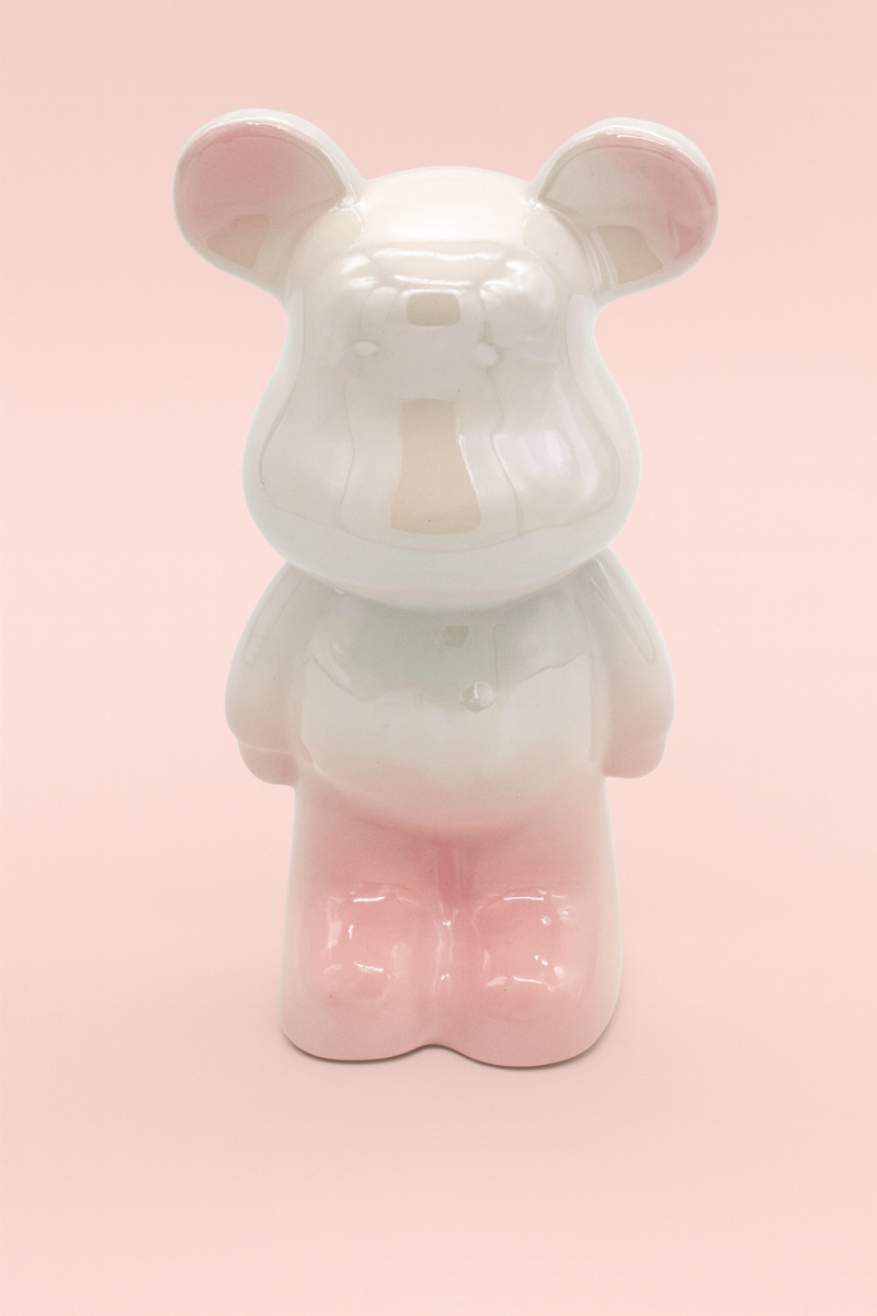 Wil je een origineel cadeautje geven? Denk dan aan dit super stoere beren beeldje in de kleur roze/wit. Het beeldje is een echte eyecatcher voor in je (nieuwe) huis! Daarom ideaal als housewarminggift, verjaardagscadeautje of gewoon zomaar!