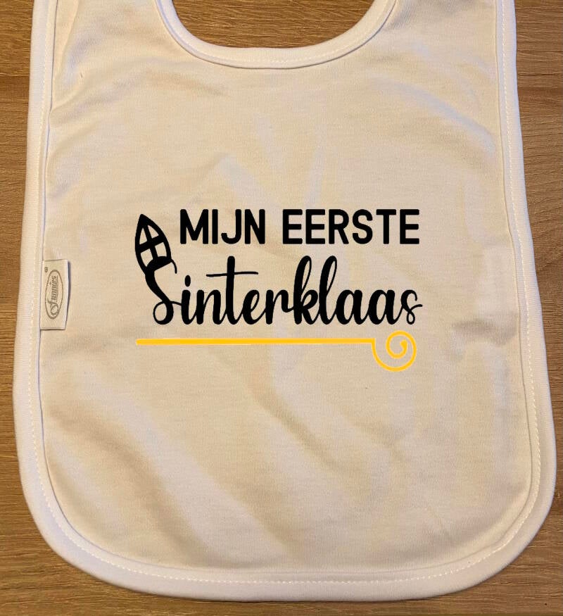 Gaat jullie kleine voor de eerste keer Sinterklaas vieren? Dan kan deze te leuke slab natuurlijk niet ontbreken. De gepersonaliseerde slab heeft als tekst: Mijn eerste SInterklaas. Kijk voor meer leuke en goedkope Sinterklaascadeaus op vrolijkekleintjes.n
