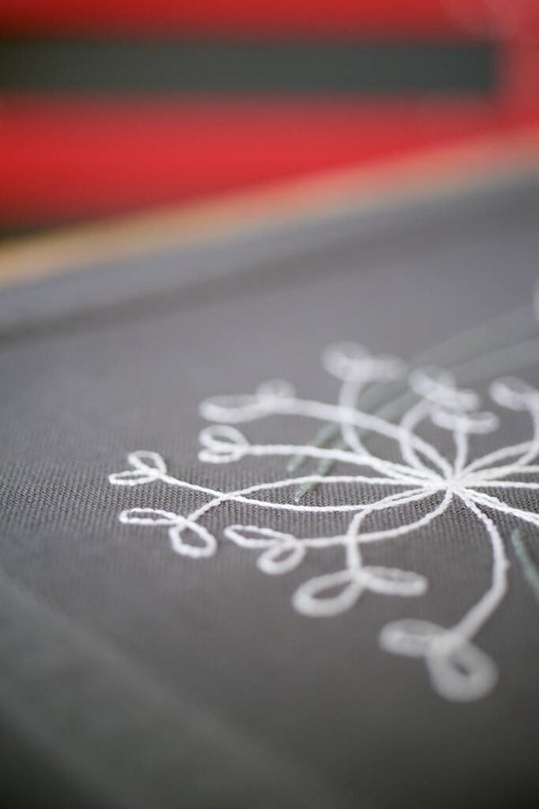 LOPER KIT WITTE BLOEMEN EN GRASSEN