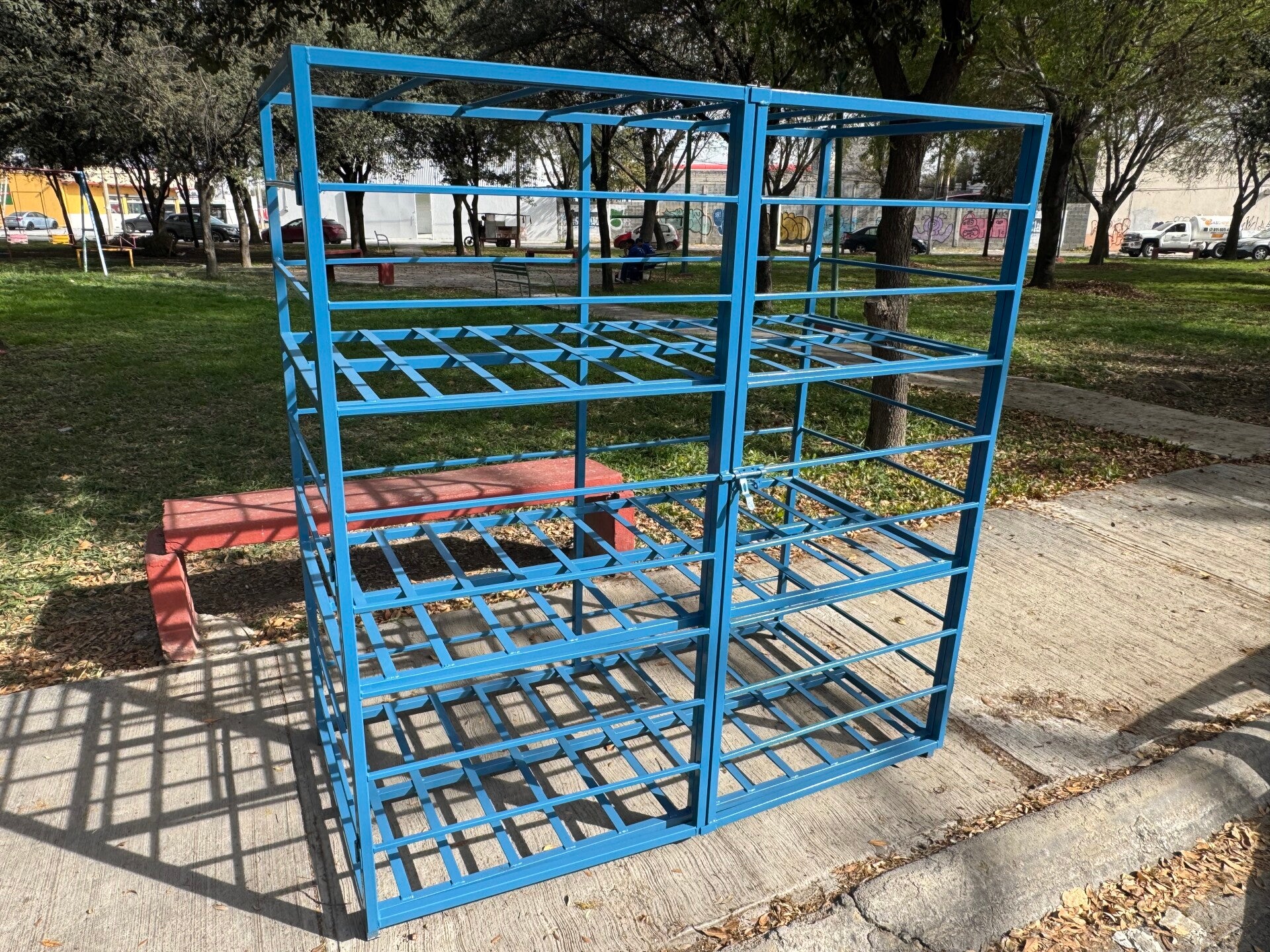 Rack para 54 garrafones parados con puerta