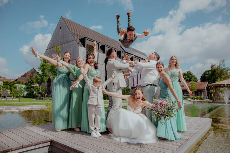 Bräutigam wird hochgeworfen – Hochzeitsvideo-Moment