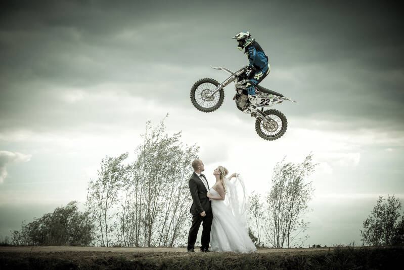Brautpaar After-Wedding mit Motocross-Motorrad