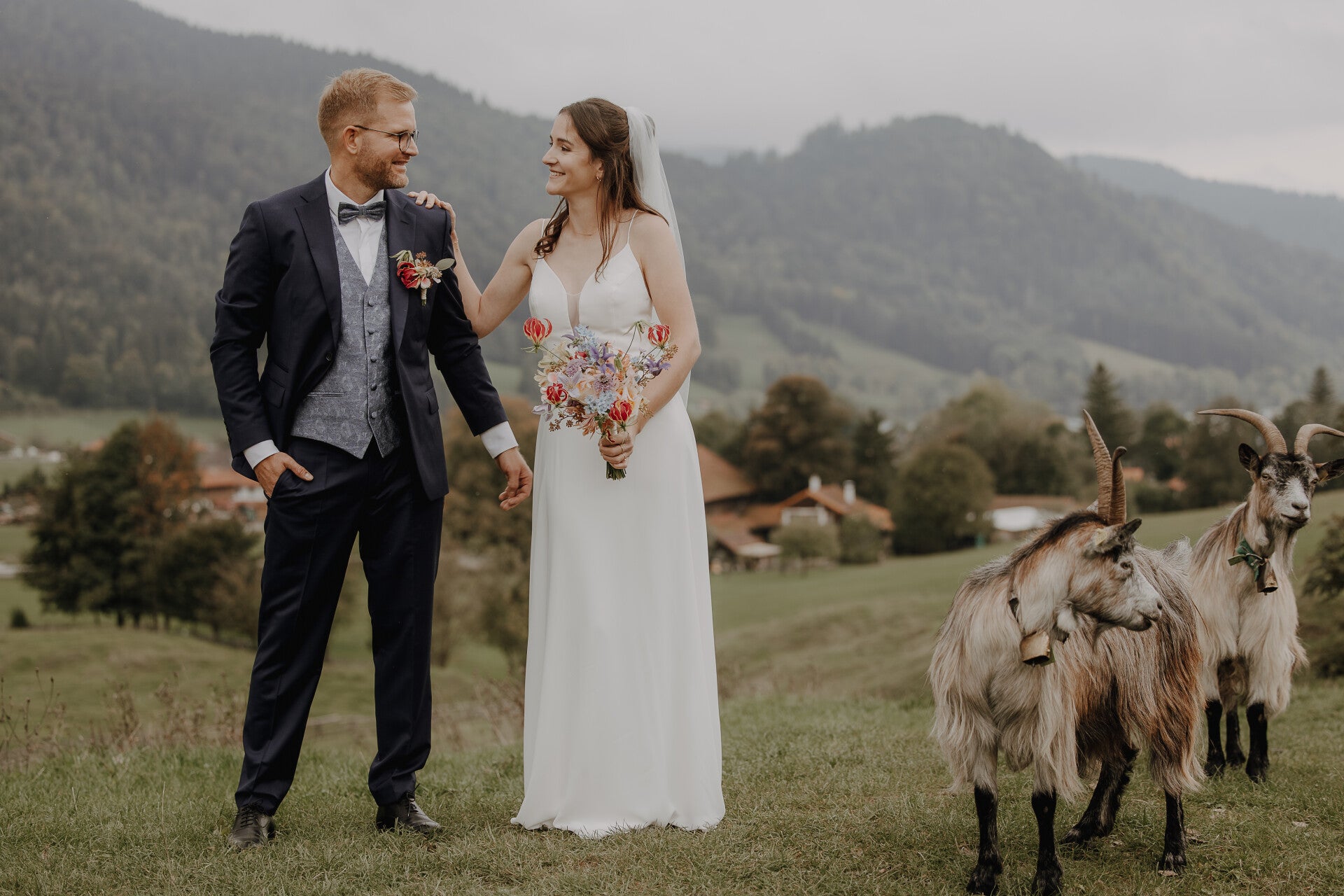Brautpaar mit Ziegen