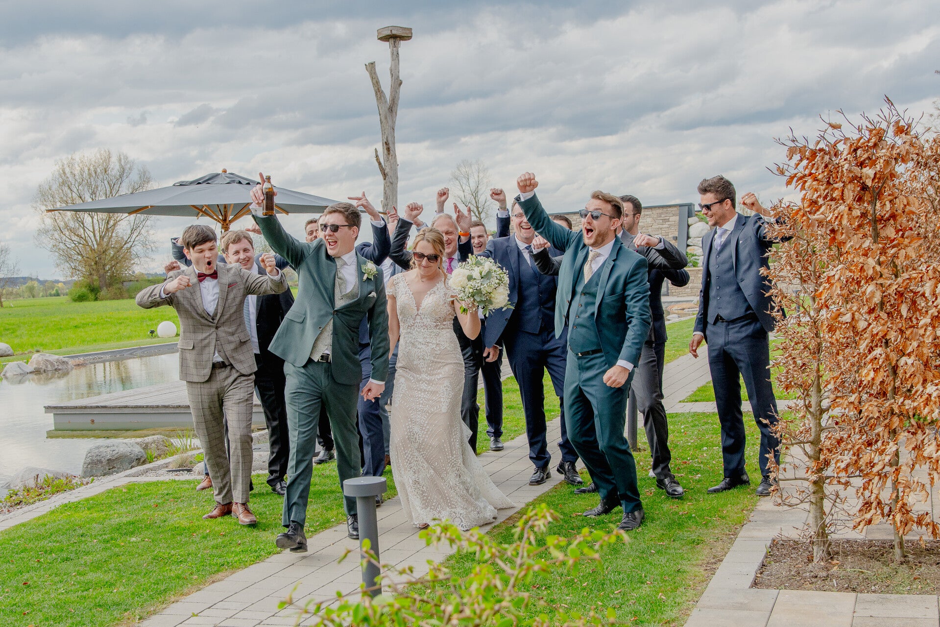 Brautpaar mit lachenden Gästen