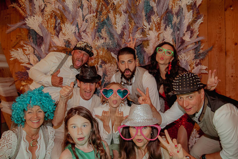 Fotobox mit Blumenwand Hochzeit