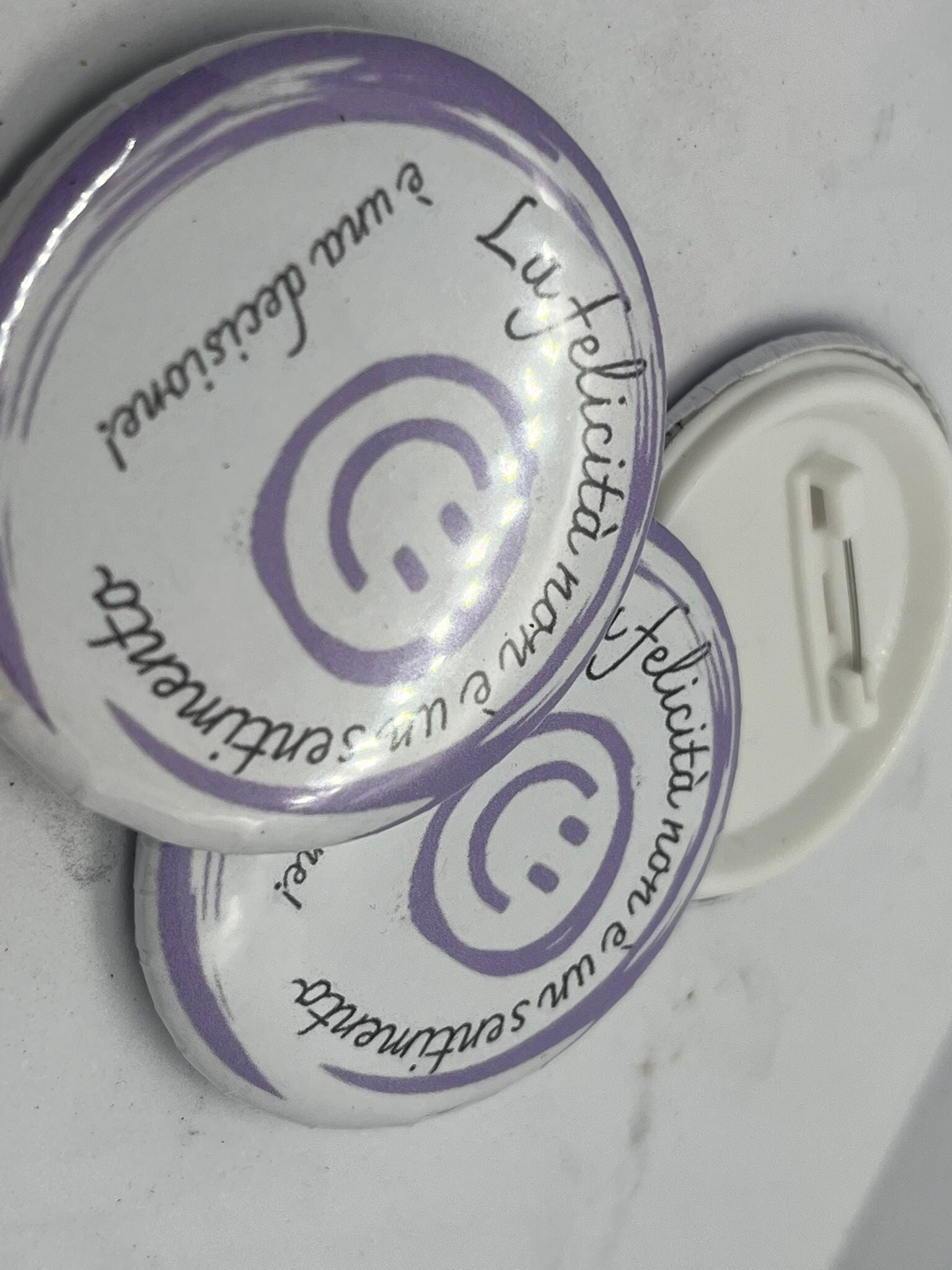 SPILLA CON FRASE " LA FELICITÀ NON È UN SENTIMENTO"