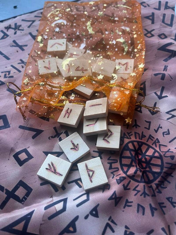 Rune pirografate a mano su legno con sacchettino