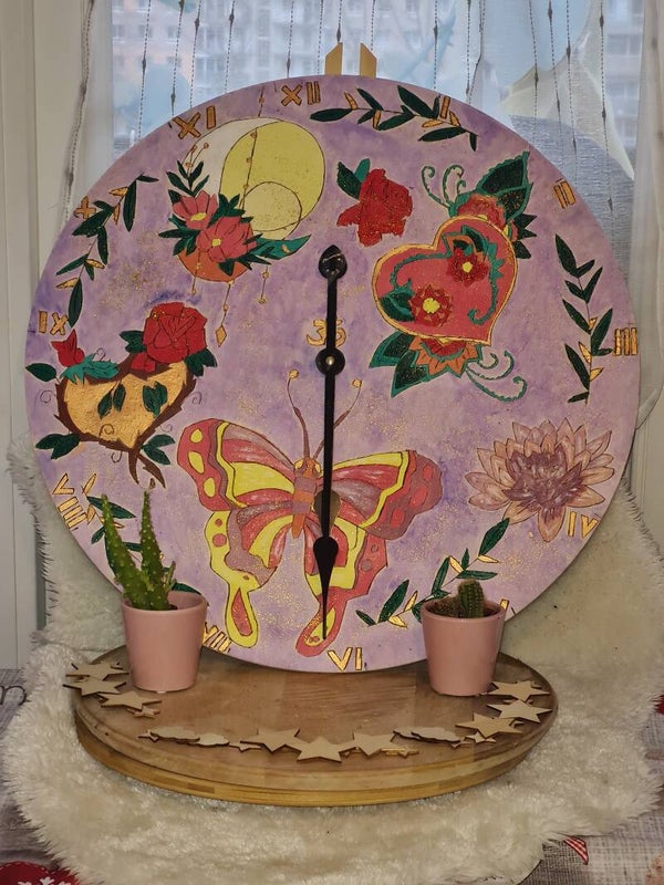 Horloge murale pyrogravé et peint motif papillon, coeur, fleur