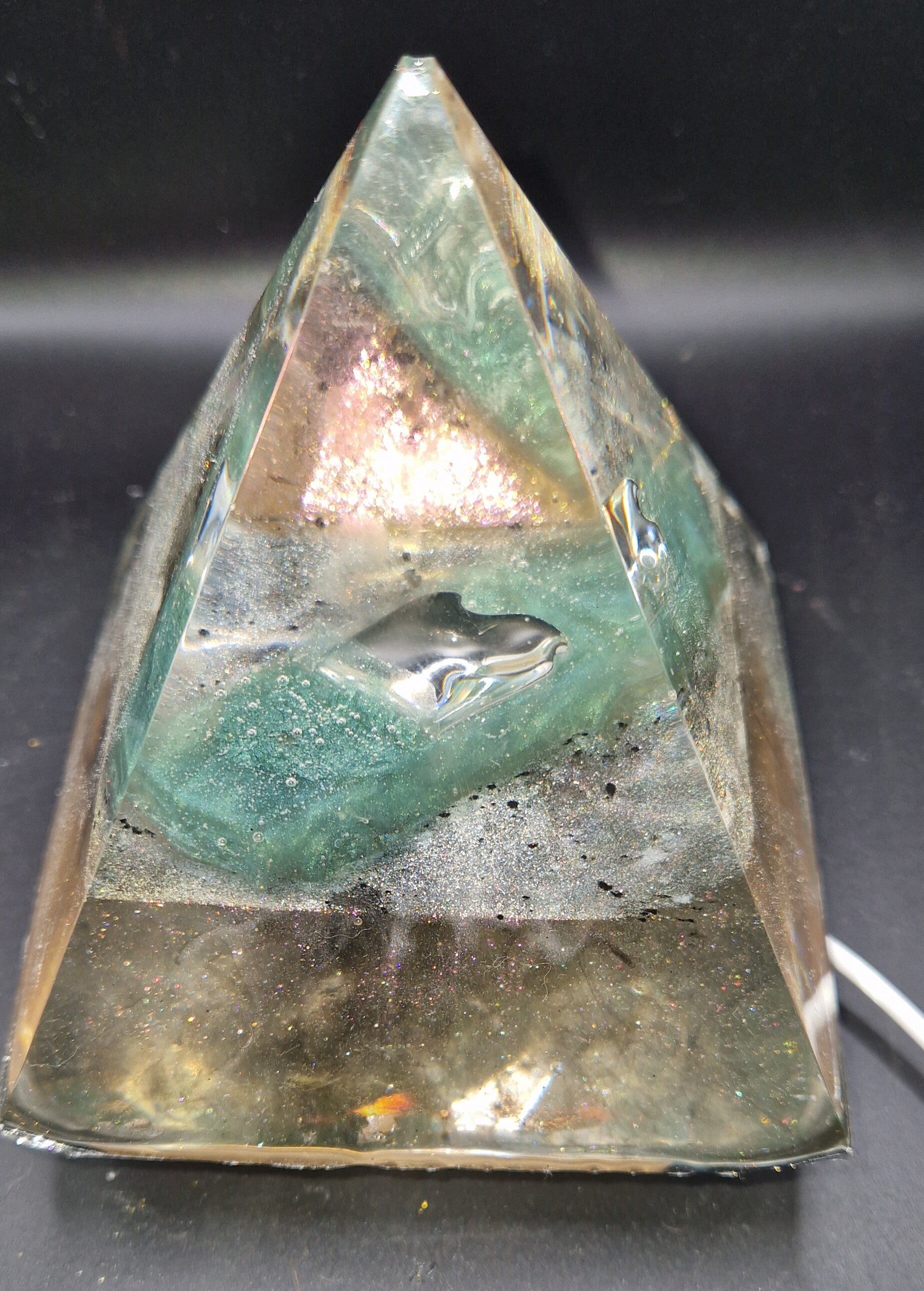 Lampe en résine pyramide voiture bleu