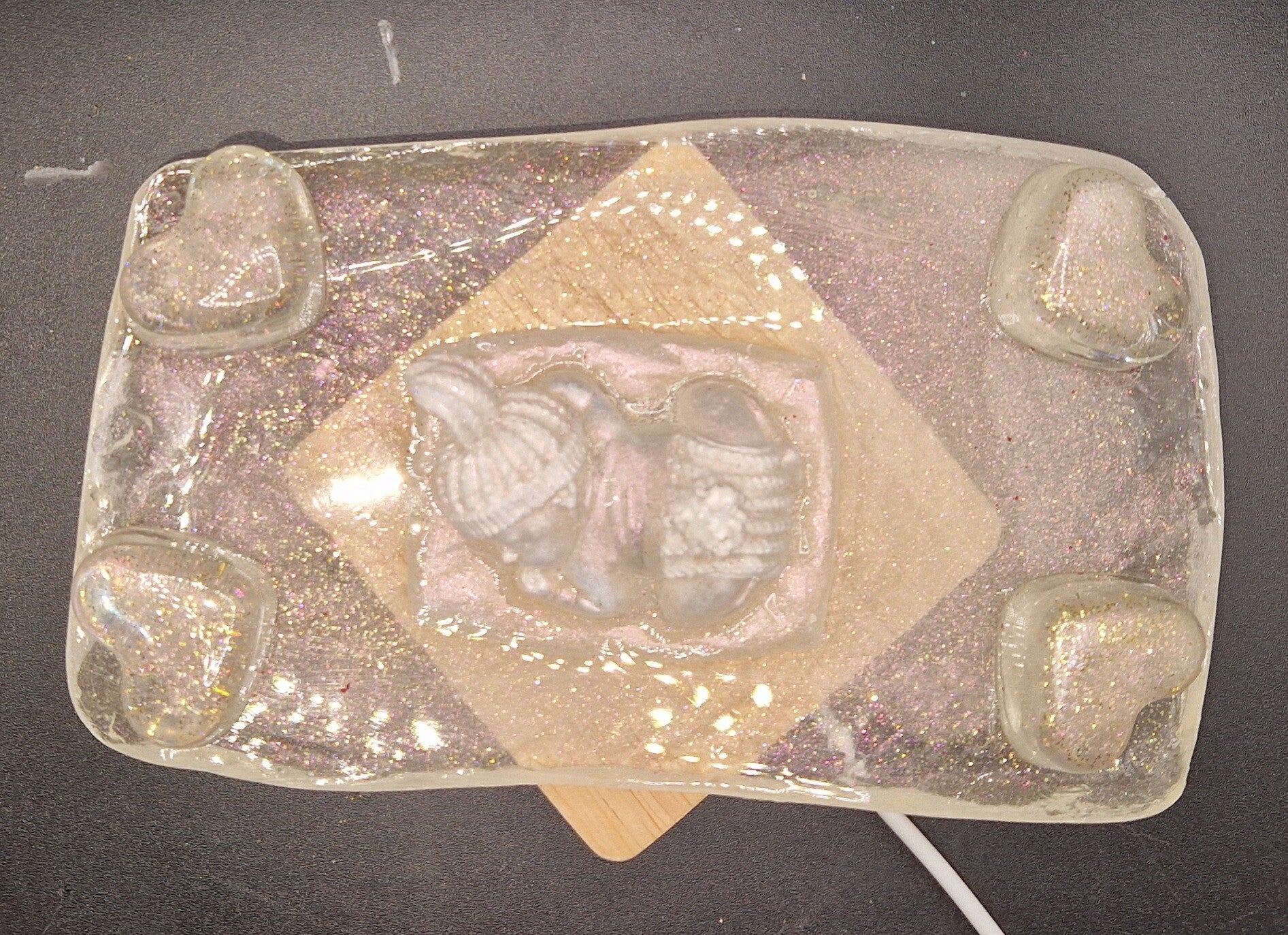 Lampe en résine rectangulaire avec un bébé qui dort