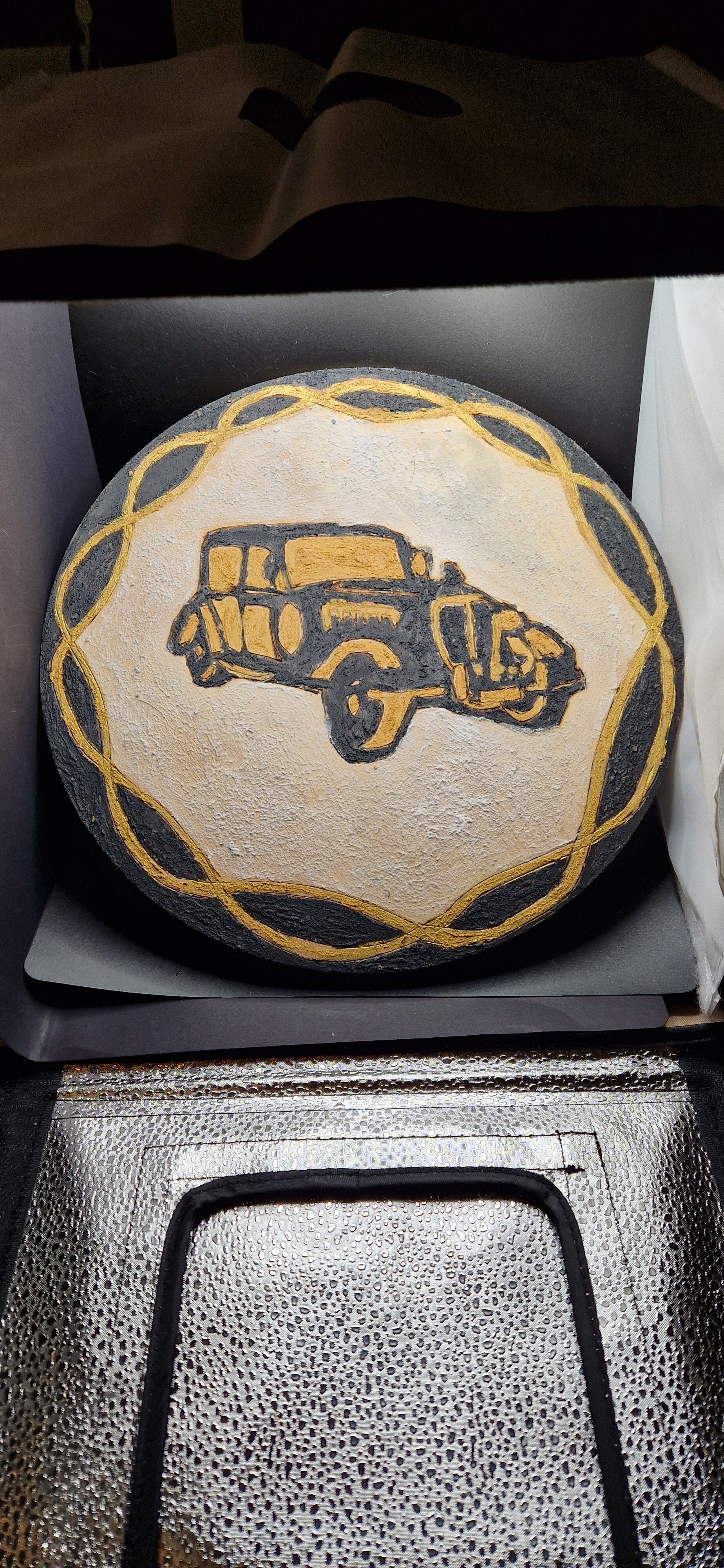 Plateau en bois pyrogravé et peinture motif voiture