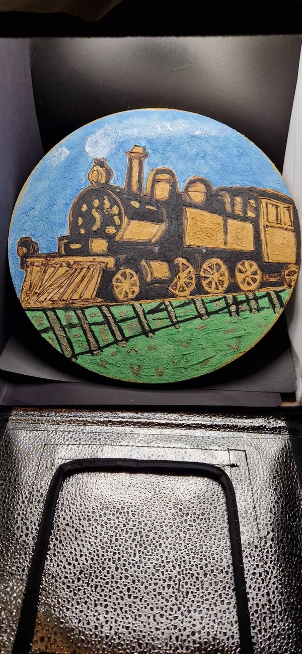 Plateau en bois pyrogravé et peinture motif train