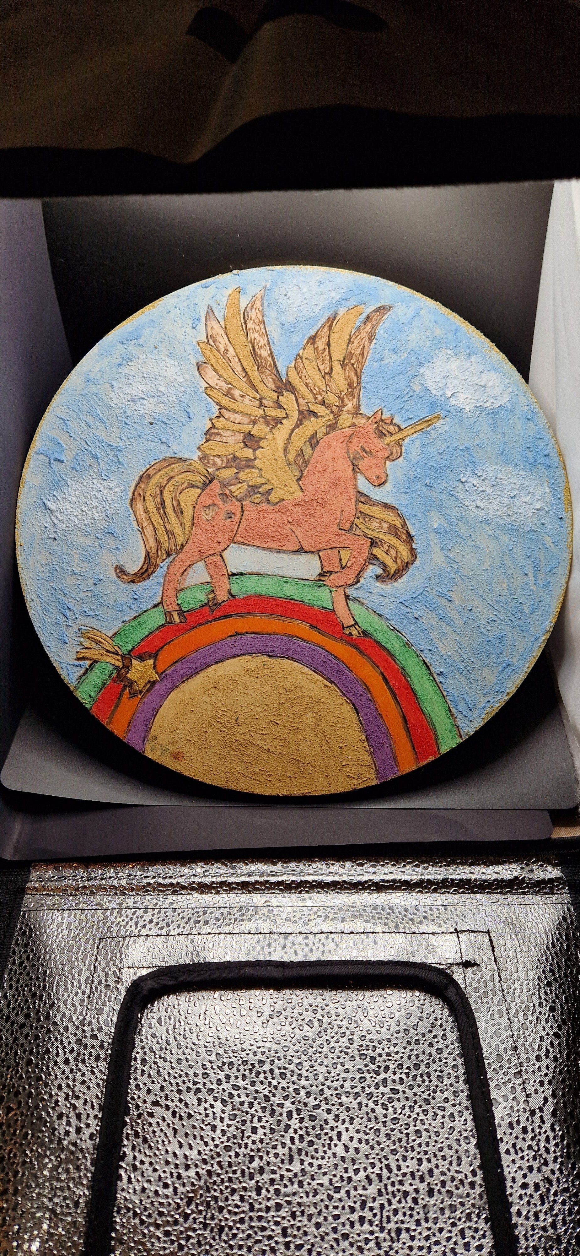 Plateau en bois pyrogravé et peinture motif licorne
