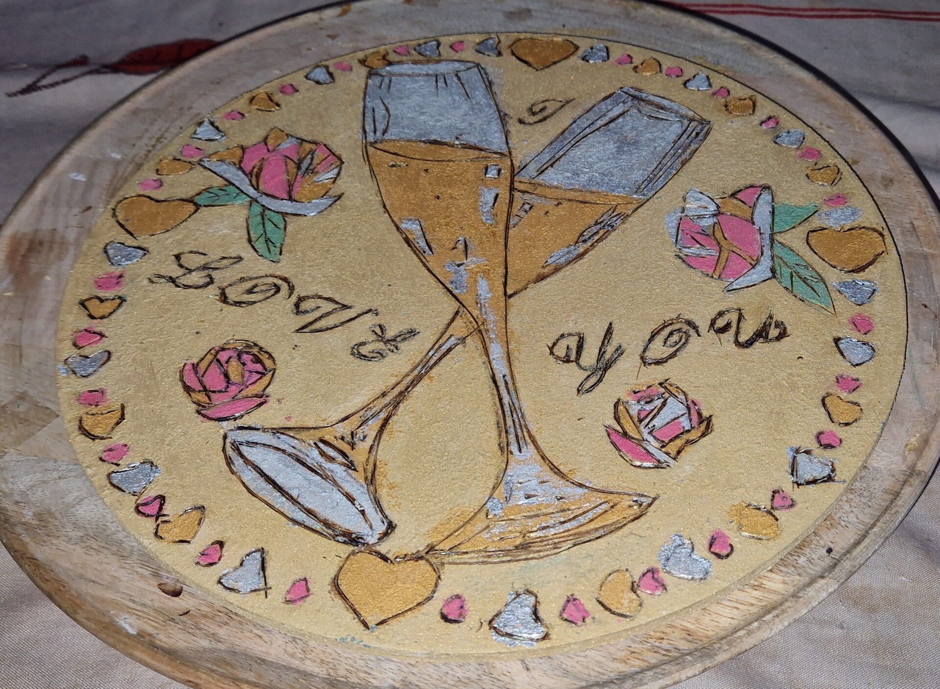 Plateau en bois pyrogravé et peinture motif coupe champagne