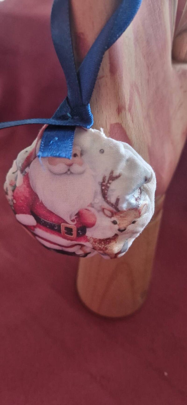 Boule de Noël en tissu coton motif traineau père Noël avec un renne