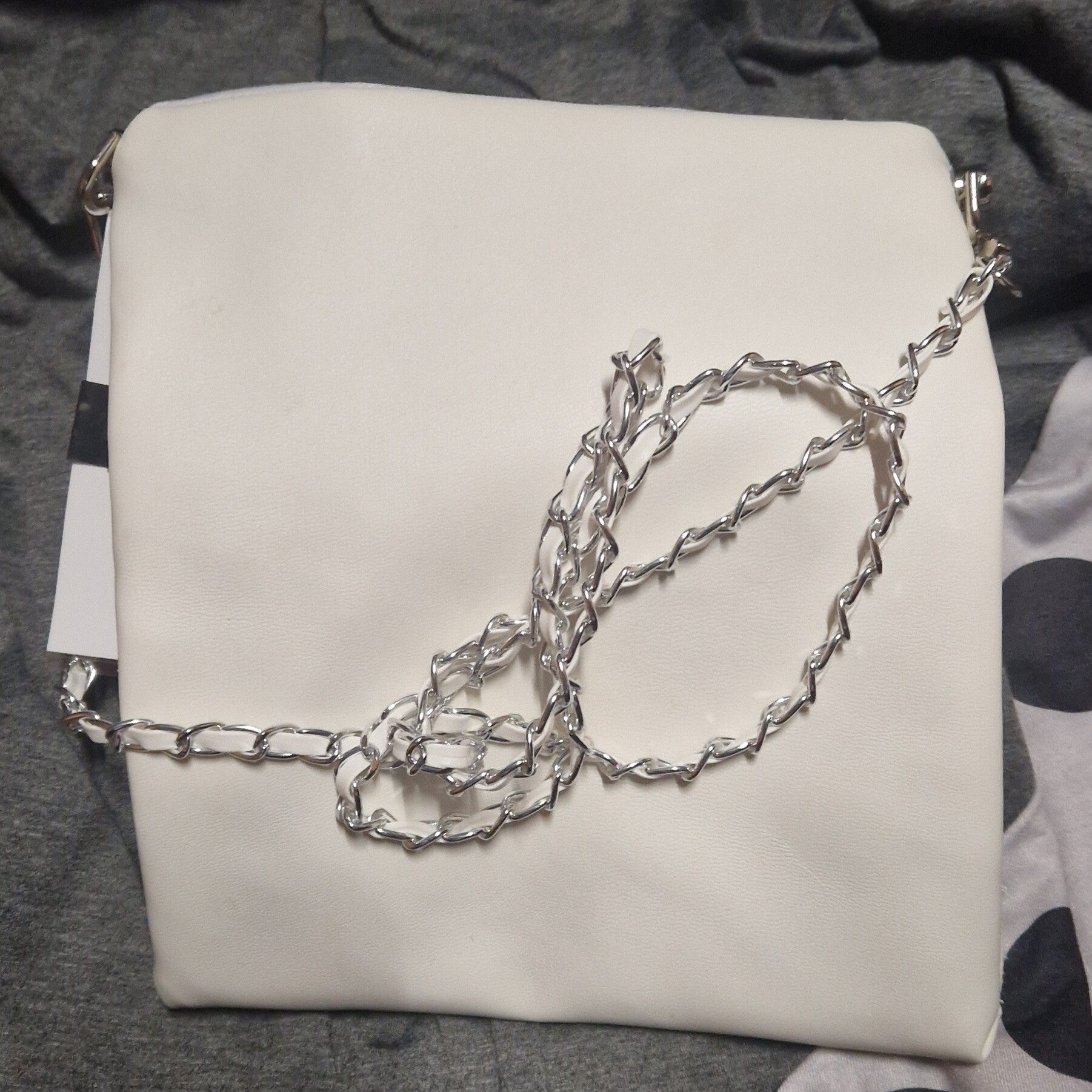 Pochette simili cuir blanc lanière chaine argenté et cuir blanc