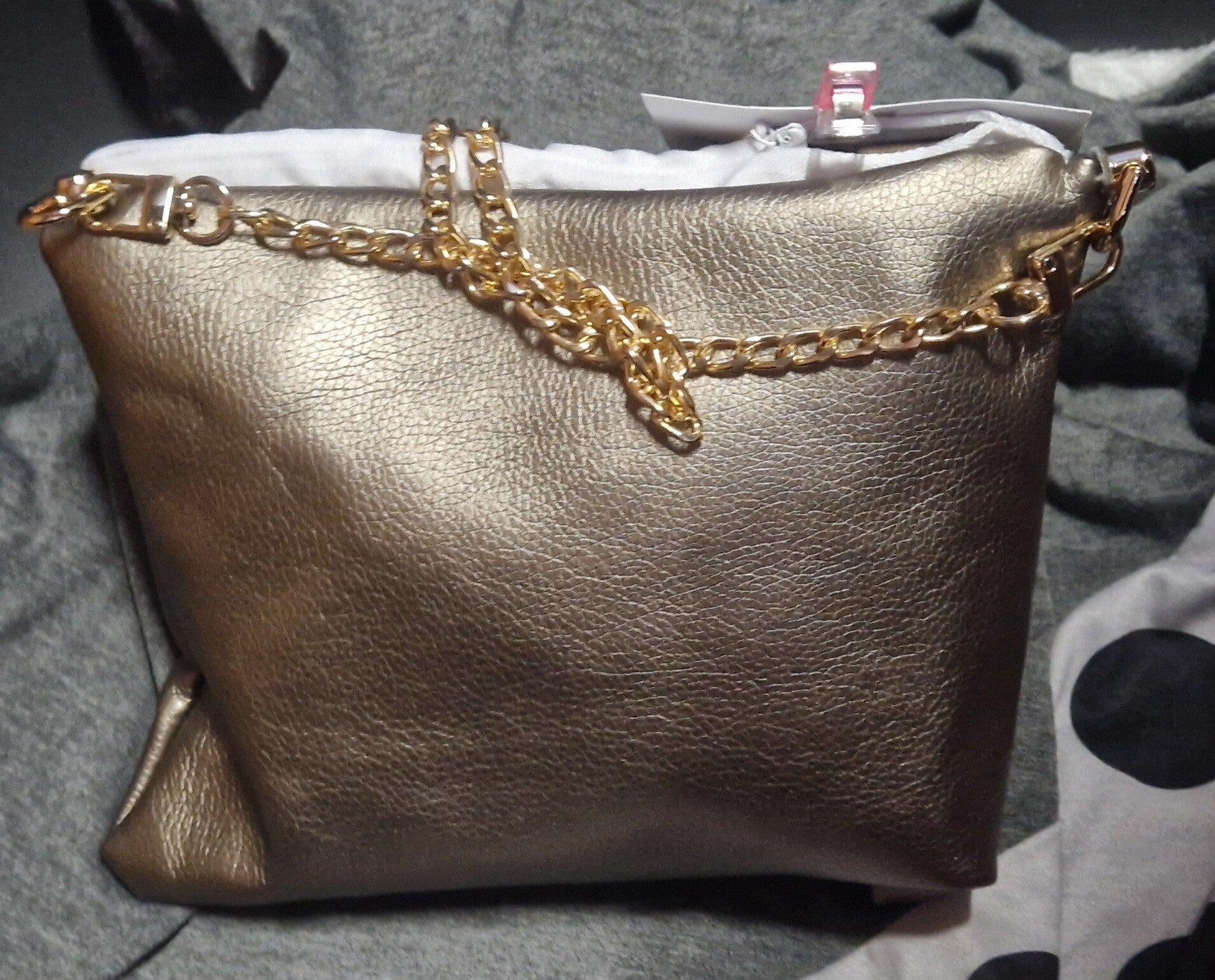 Pochette simili cuir doré foncé petite lanière dorée