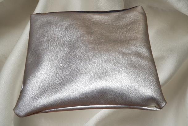 Pochette carré simili cuir lisse doré moyen