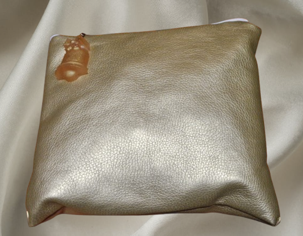 Pochette carré simili cuir lisse doré foncé modèle 1