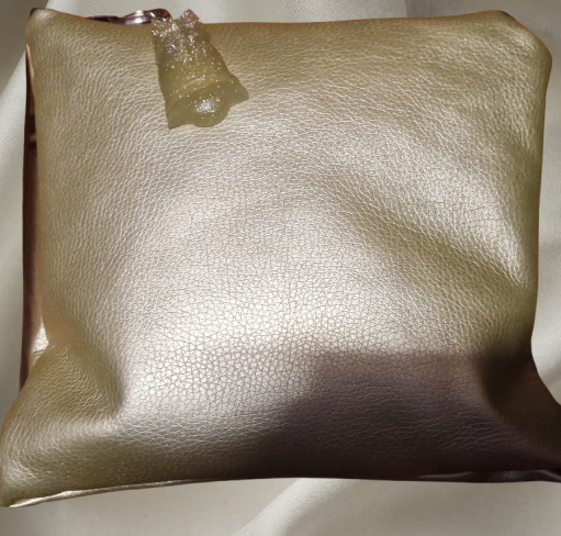 Pochette carré simili cuir lisse doré foncé modèle 2