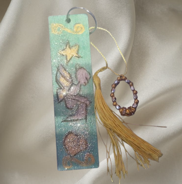 Marque page en bois pyrogravé, motif fée doré avec  étoiles et cœur doré