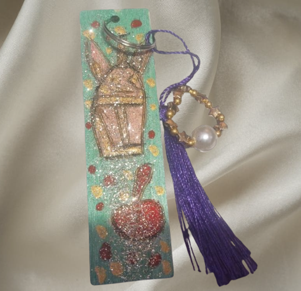 Marque page en bois pyrogravé,motif buble tee lapin et pomme