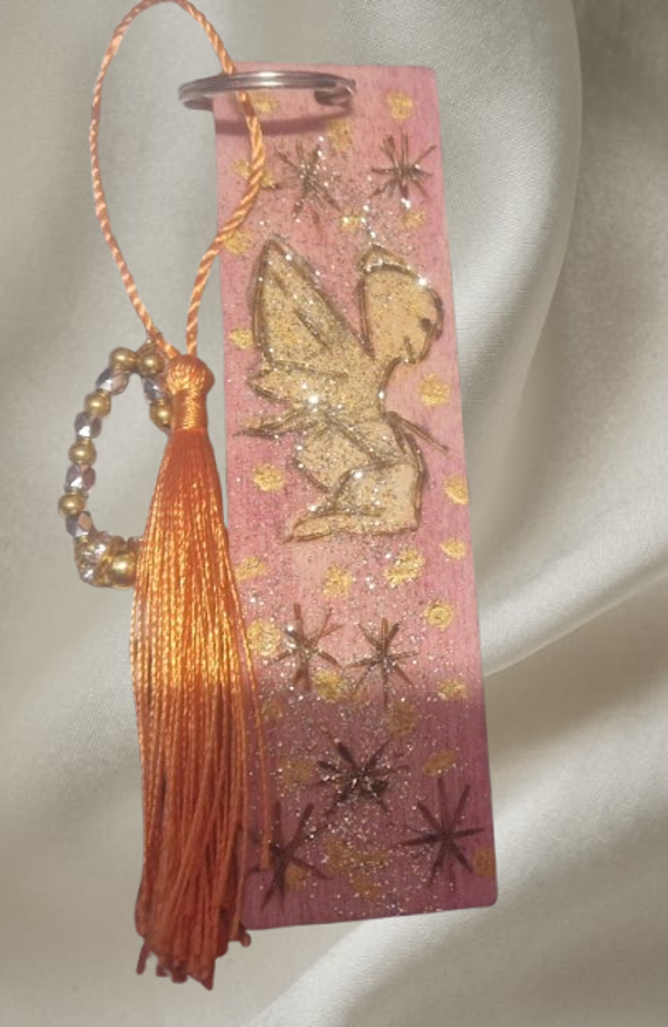 Marque page en bois pyrogravé, motif fée doré avec étoiles