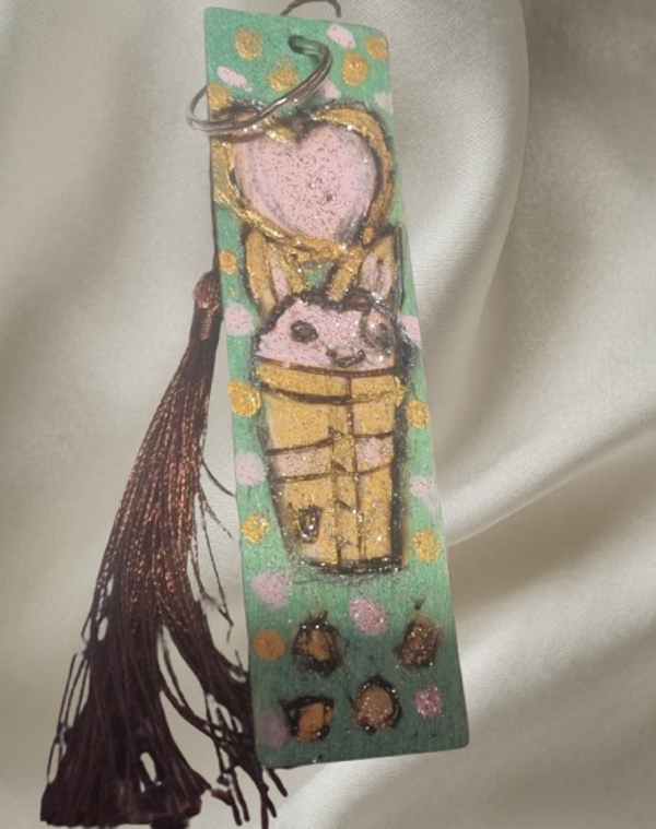 Marque page en bois pyrogravé, motif buble tee doré avec coeur rose et dorée