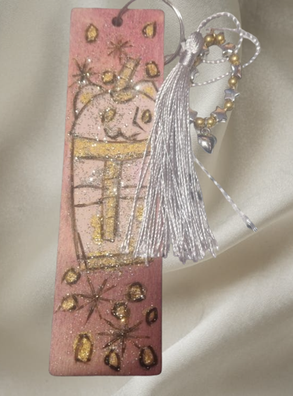 Marque page en bois pyrogravé, motif buble tee rose a étoiles