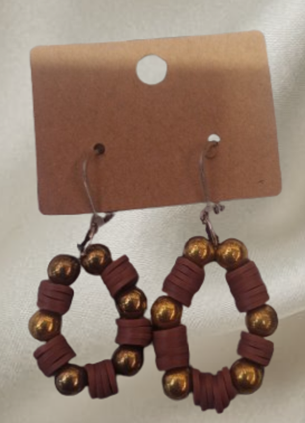 Boucle d'oreilles acier perles rondes dorées et perles plates marron