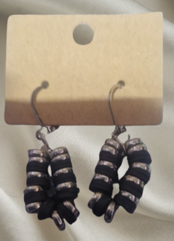 Boucle d'oreilles acier avec perles plates noires et blanches