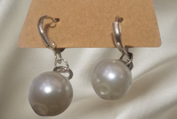 Boucle d'oreilles acier motif grosse perle blanches