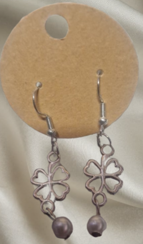 Boucle d'oreilles acier,  motif trèfle et perles blanches