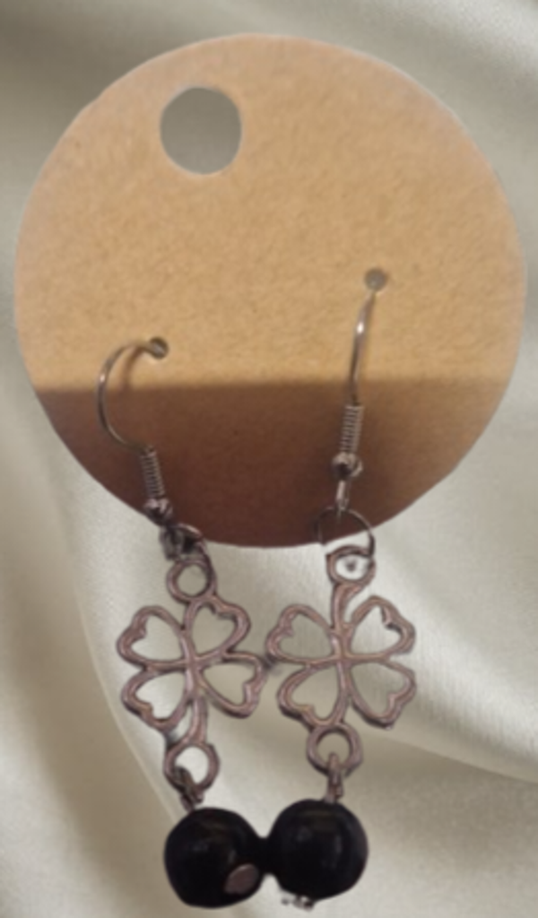 Boucle d'oreilles acier,  motif trèfle et perles noires
