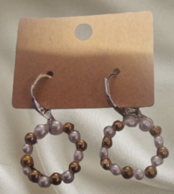 Boucle d'oreilles acier,  petite perles rondes blanches et dorées, perles blanches moyennes