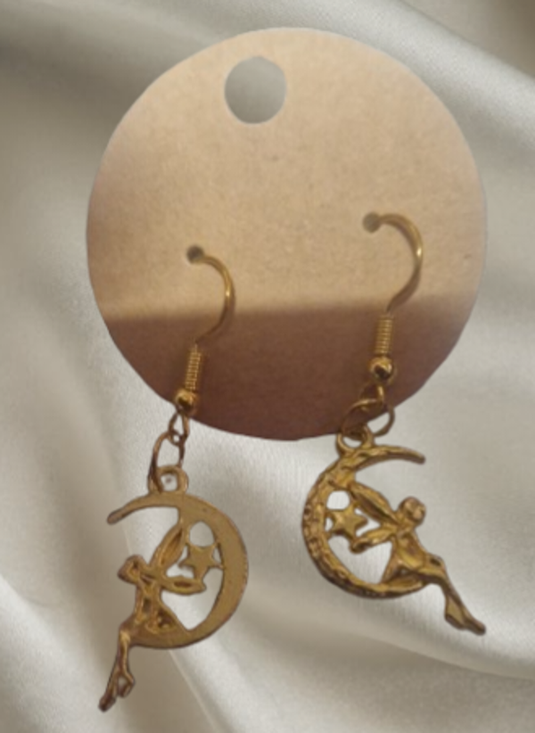 Boucle d'oreilles acier motif fée sur lune doré