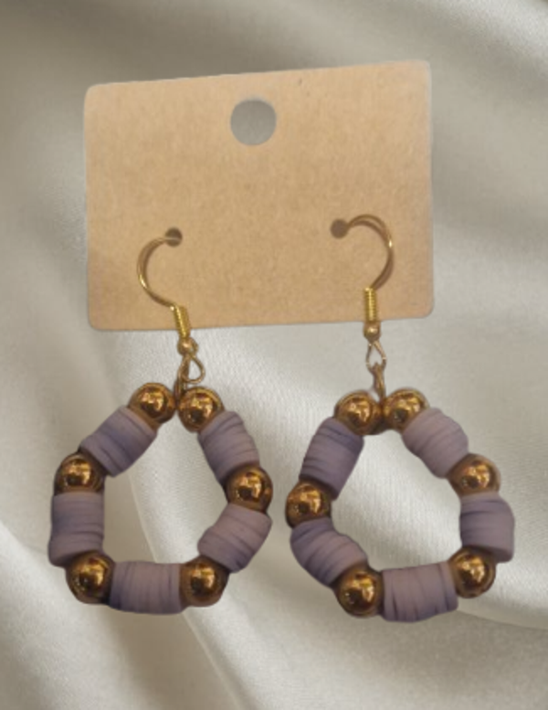 Boucle d'oreilles perles plates blanches, perles rondes dorées,