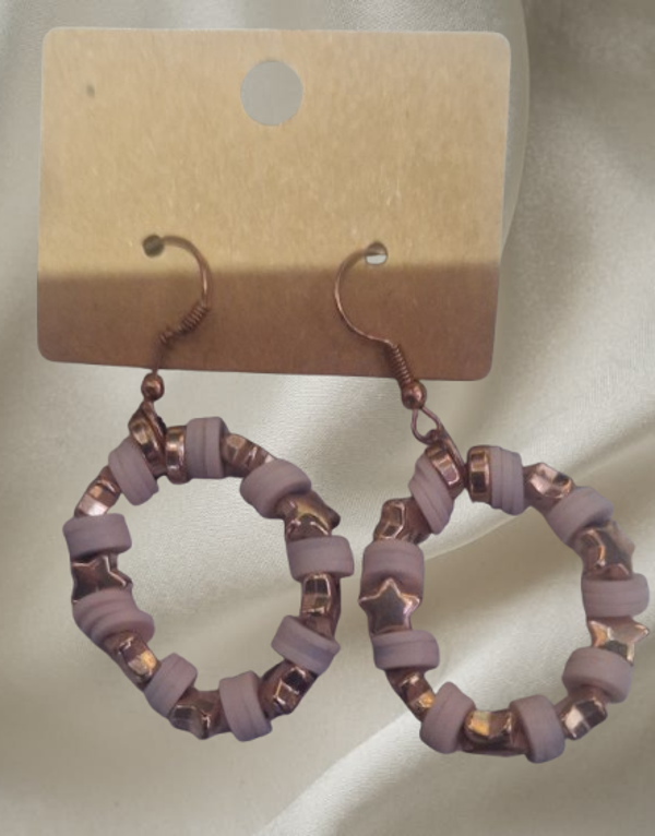 Boucle d'oreilles perles plates blanches, perles étoiles dorées