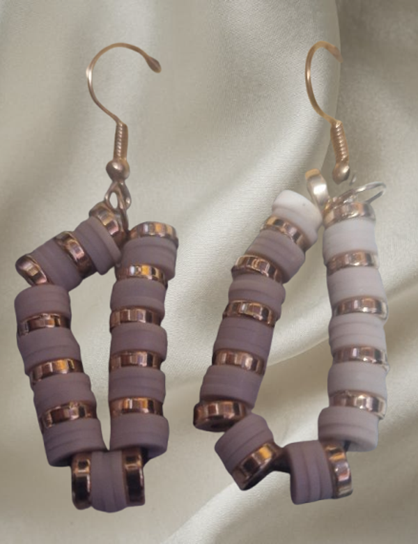 Boucle d'oreilles perles plates blanches, perles rondes plates dorées