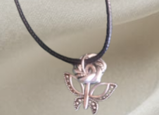 Collier avec pendentif clé argenté modèle 1 cordon ciré cuir noir avec boucles