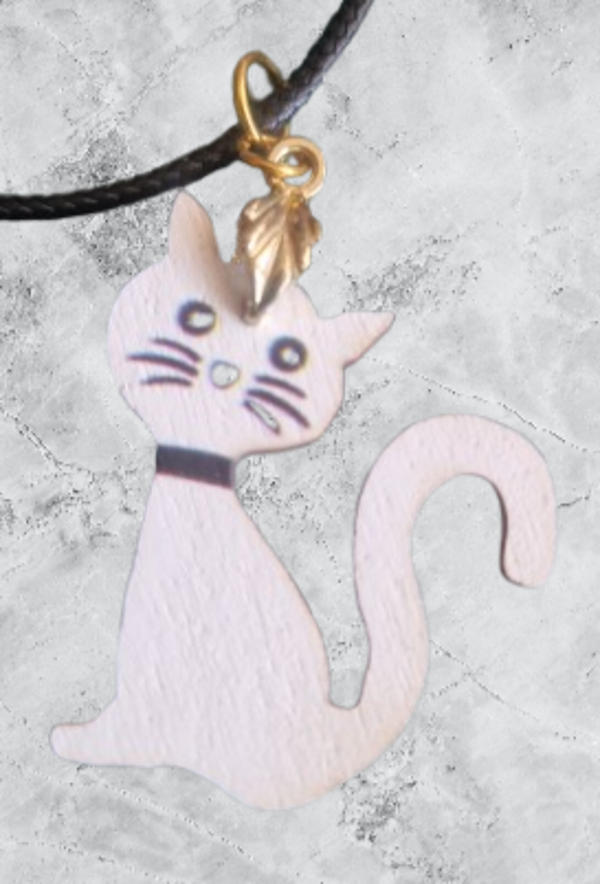 Collier avec pendentif en bois motif chat blanc Collier noir
