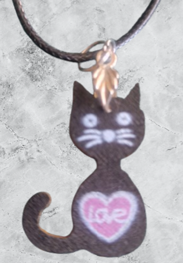 Collier avec pendentif en bois motif chat noir à cœur rose