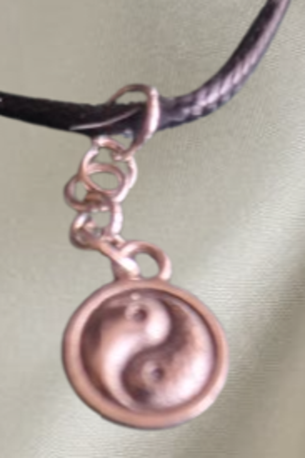 Collier avec pendentif yin yang argenté