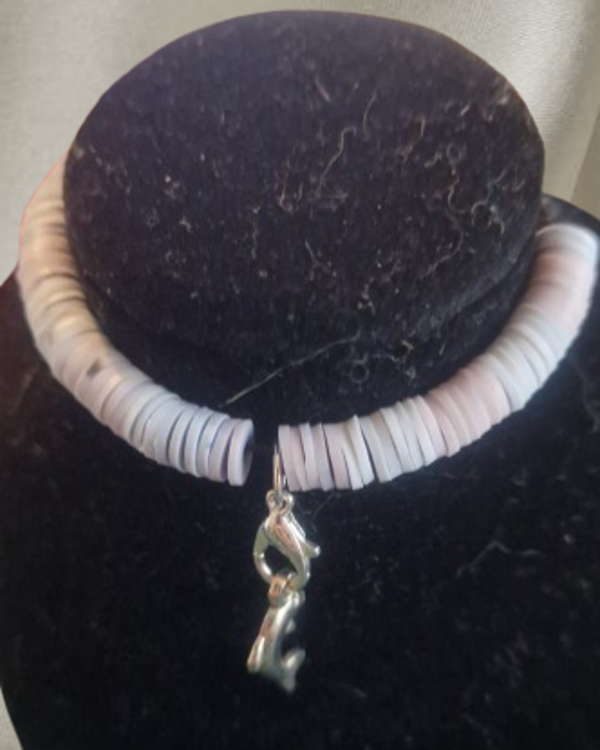 Bracelet en perles plates rose et blanches cordon élastique,  pendentif acier dauphin argenté