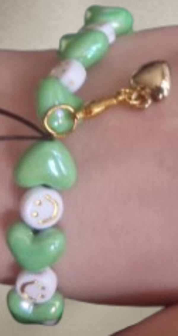 Bracelet en perles cœurs phosphorescente, rondes smiley blanches et  dorées,  cordon élastique,  pendentif acier cœur doré