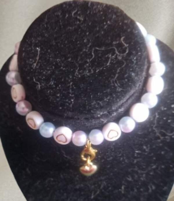 Bracelet en perles rondes arc-en-ciel et perles blanches motif coeur, cordon élastique,  pendentif acier cœur doré