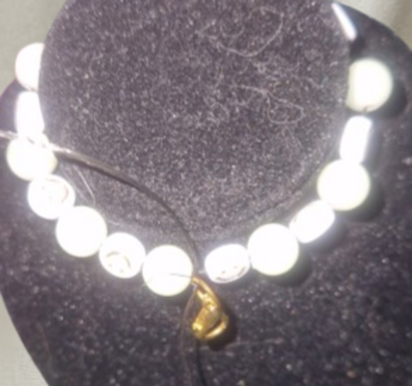 Bracelet perles rondes phosphorescente vertes et perles blanches motif smiley,cordon élastique